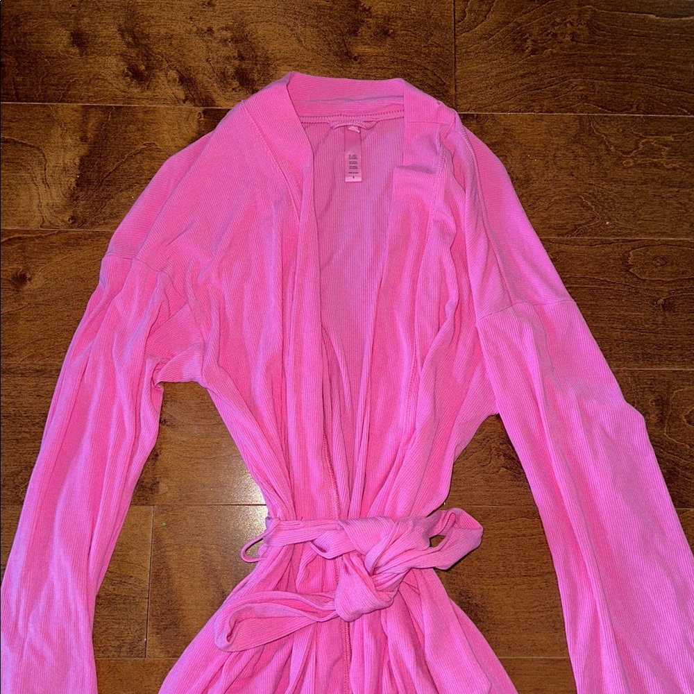 SKIMS SOFT LOUNGE ROBE LIMITED EDITION: BUBBLE GUM SMALL - Picture 4 of 4